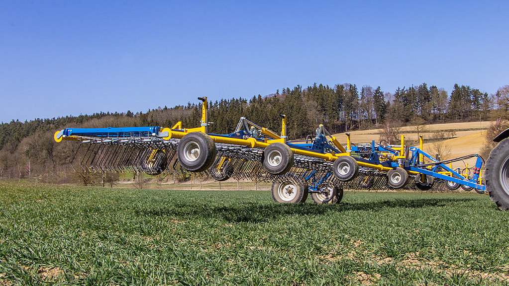 Treffler Agrartechnik Präzisions-Zinken-Striegel kleines Fahrwerk im Weizenfeld Vorgewende
