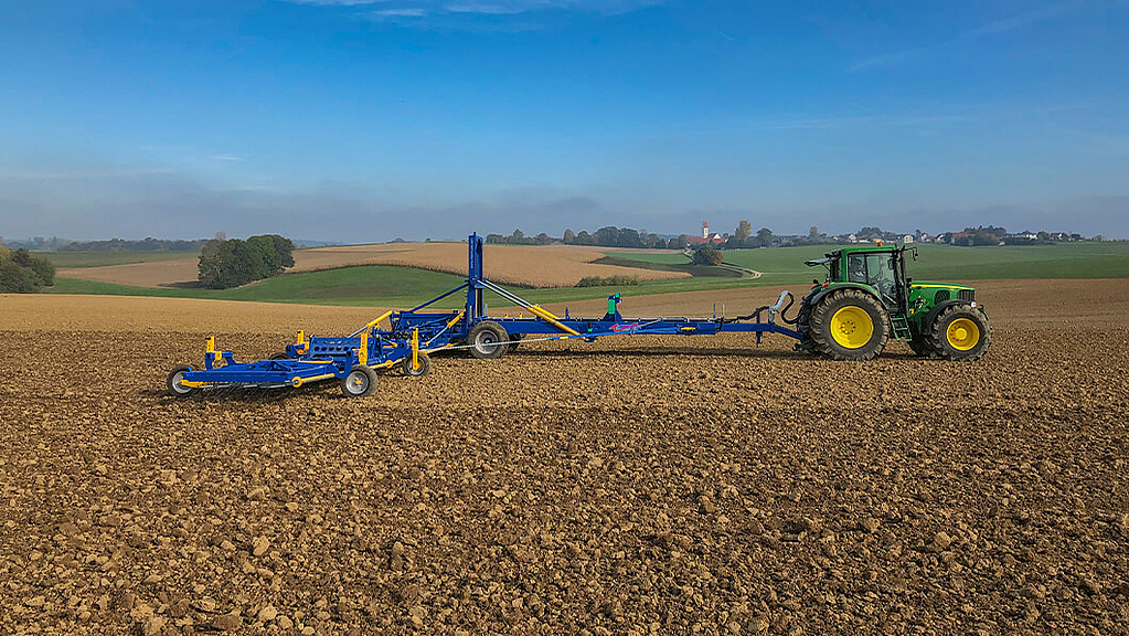 Treffler Agrartechnik Präzisions-Zinken-Striegel großes Fahrwerk Seitenansicht