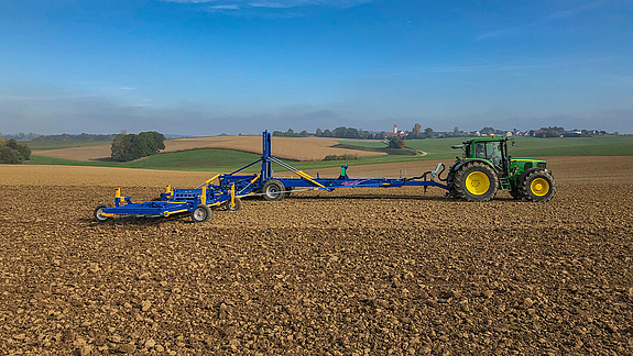 Treffler Agrartechnik Präzisions-Zinken-Striegel großes Fahrwerk Seitenansicht
