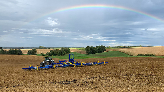 Treffler Agrartechnik Präzisions-Zinken-Striegel großes Fahrwerk Heckansicht