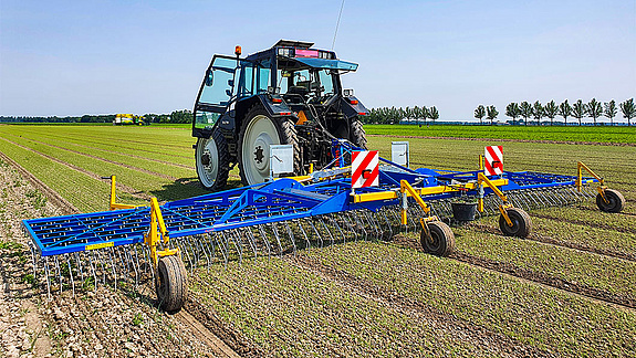 Treffler Agrartechnik Präzisions-Zinken-Striegel 3-teilig in Zwiebeln