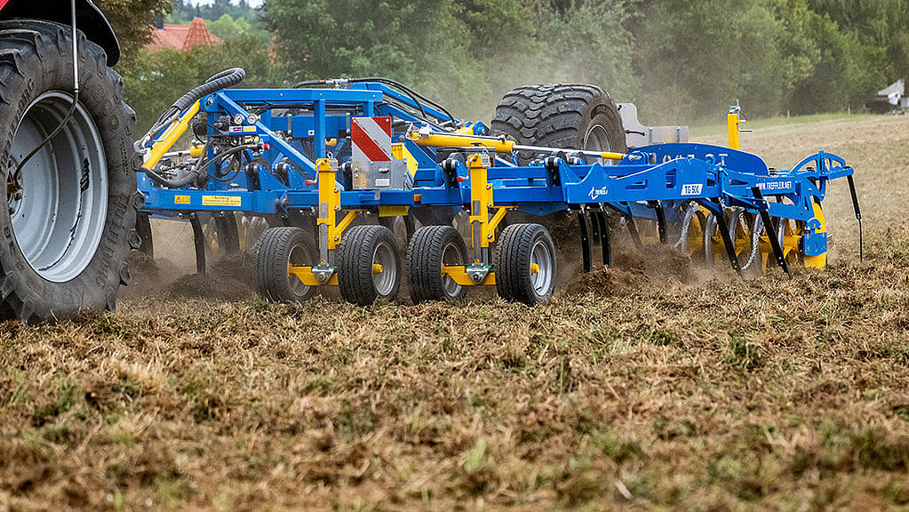 Treffler Präzisions-Grubber 500 Saatgutverteilerpilz im Kleegrasumbruch