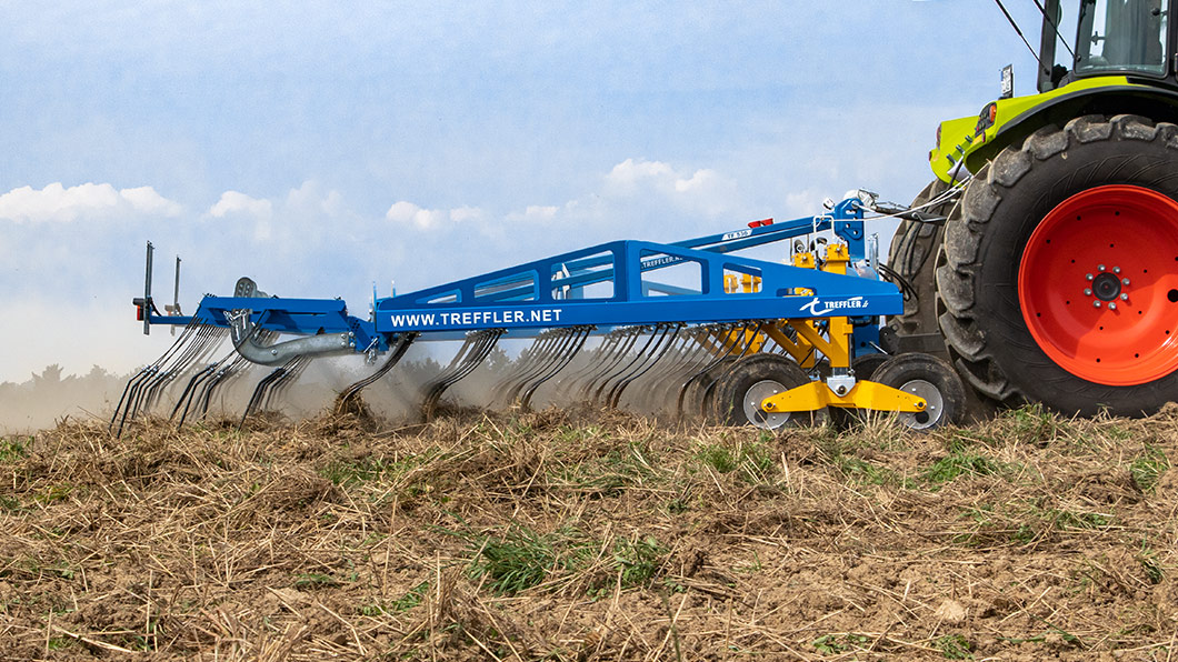 Treffler Agrartechnik Präzisions-Federzahnegge Stoppelbearbeitung in der Heckansicht