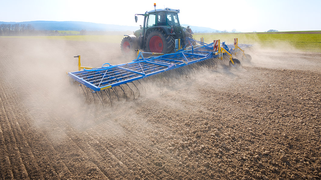 Treffler Agrartechnik Präzisions-Zinken-Striegel 5-teilig in Sommergerste