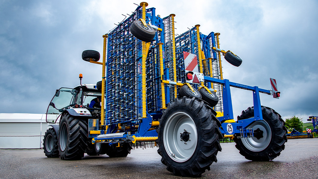 Treffler Agrartechnik Präzisions-Zinken-Striegel kleines Fahrwerk 7-teilig