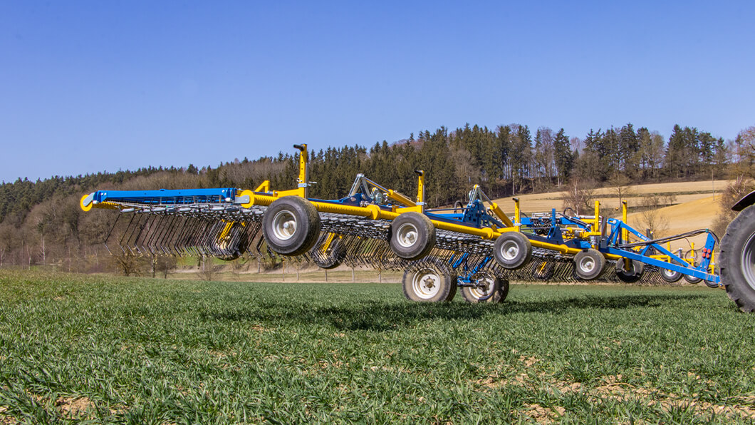 Treffler Agrartechnik Präzisions-Zinken-Striegel kleines Fahrwerk im Weizenfeld Vorgewende