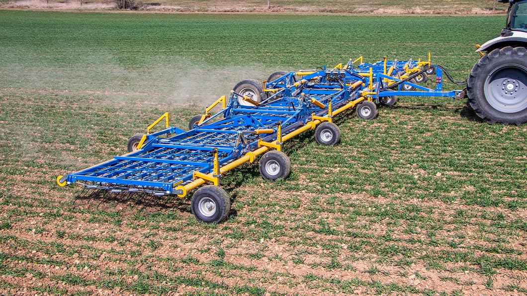 Treffler Agrartechnik Präzisions-Zinken-Striegel kleines Fahrwerk im Weizenfeld seitlich