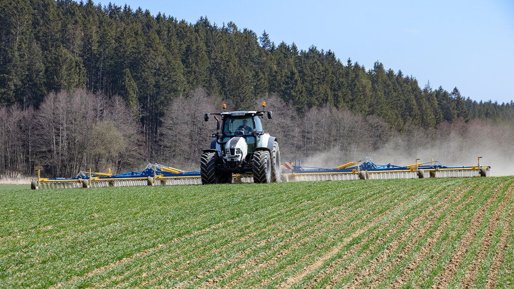 Treffler Agrartechnik Präzisions-Zinken-Striegel kleines Fahrwerk im Weizenfeld